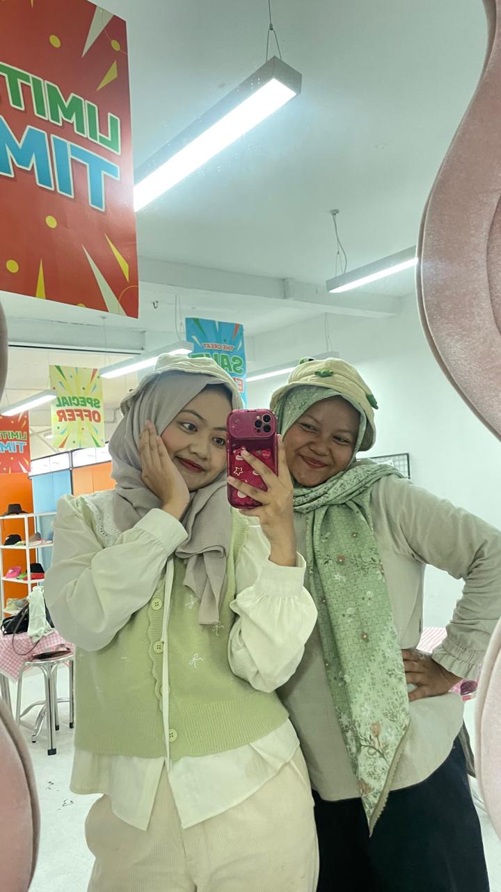 Foto bersama Putri dan Zulfa